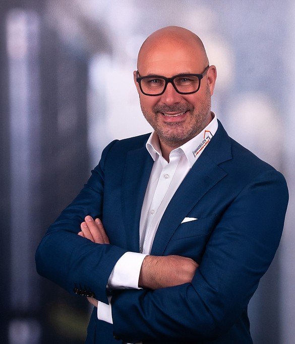 Herr Oli�ver M�sch