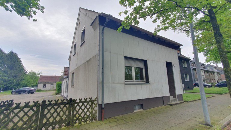 Front Oberhausen Einfamilienhaus Verkauft! Da kann man was draus machen: DHH mit 2 Garagen in K�nigshardt (Kein Garten)!