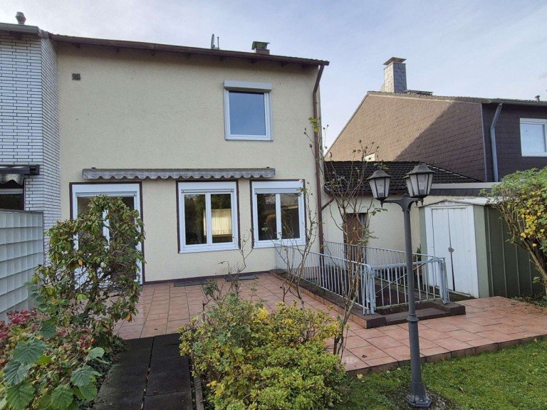 Hausansicht R�ckseite Oberhausen Doppelhaush�lfte Verkauft! Perfekt f�r die kleine Familie: DHH mit gro�em Garten in OB-Bermensfeld!