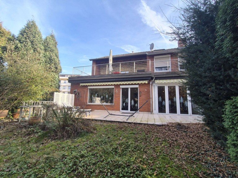 R�ckseite Oberhausen Zweifamilienhaus VERKAUFT! Freiwerdendes 2-FH mit sch�nem Garten und 2 Garagen!