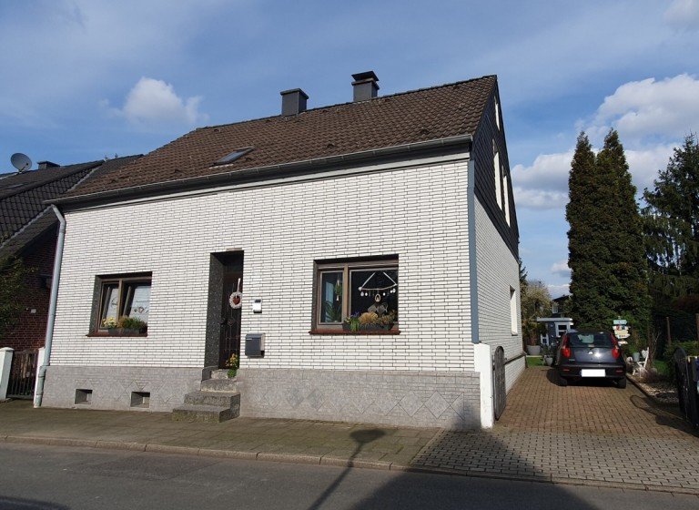 Front Oberhausen Einfamilienhaus Verkauft! Da kann man was draus machen! Teilrenoviertes EFH mit viel Potential in OB-Bermensfeld!
