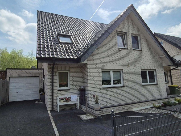Front Oberhausen Doppelhaush�lfte Verkauft! Wohnen in Schmachtendorf: Modernes Einfamilienhaus mit wohnlich ausgebautem Keller!