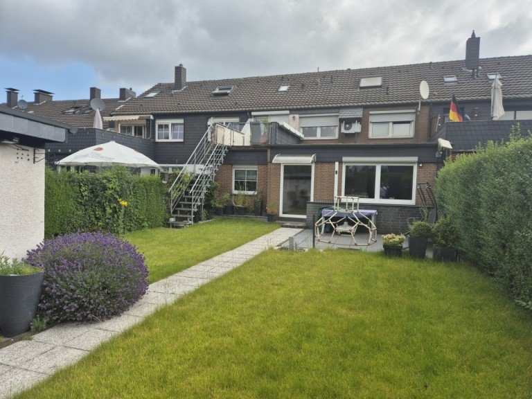 Hausansicht hinten Oberhausen Erdgeschosswohnung Leider vermietet! Sch�ne 3,5 Raum Erdgeschosswohnung mit Garage und Gartenanteil!