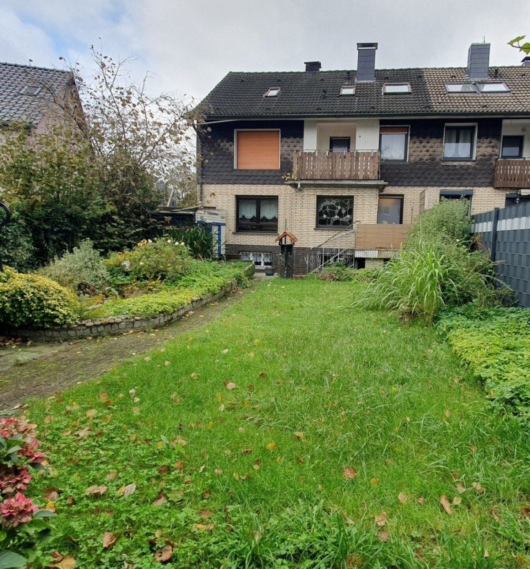 R�ckseite Oberhausen Reihenendhaus Verkauft! 1-2 Familien-Reiheneckhaus mit sch�nem Grundst�ck und 2 Garagen!