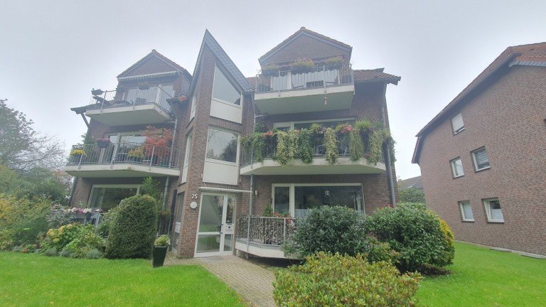Front Oberhausen Dachgeschosswohnung Vermietet! Sanierte Dachgeschosswohnung mit Balkon und Garage!