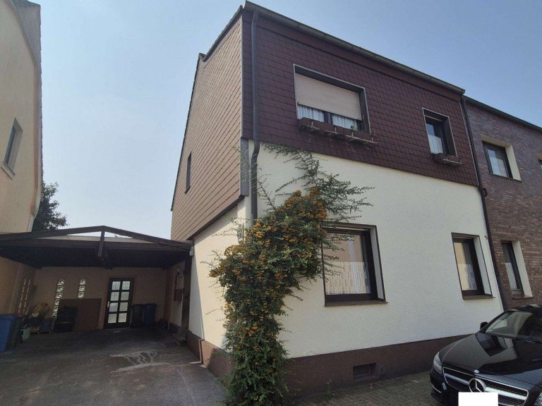 Front Oberhausen Doppelhaush�lfte VERKAUFT! Platz f�r die gro�e Familie! EFH mit sch�nem Garten in zentraler Lage von Oberhausen!