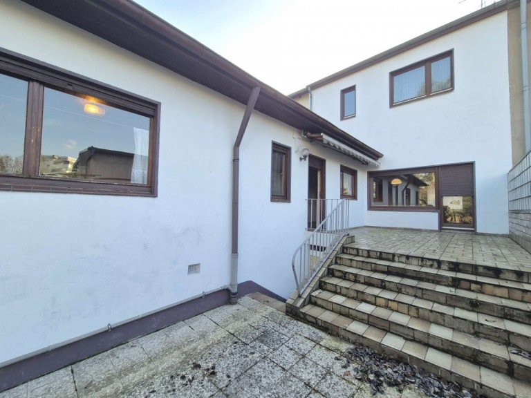 Terrasse Oberhausen Reihenhaus Verkauft! Da kann man was draus machen: Solides Reihenhaus mit sch�nem Garten zum fairen Preis!
