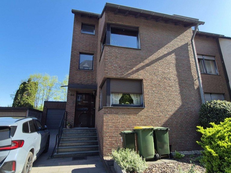 Front Oberhausen Dachgeschosswohnung Vermietet! Dachgeschosswohnung mit Fu�bodenheizung in OB-Sterkrade - ideal f�r Singles und Paare